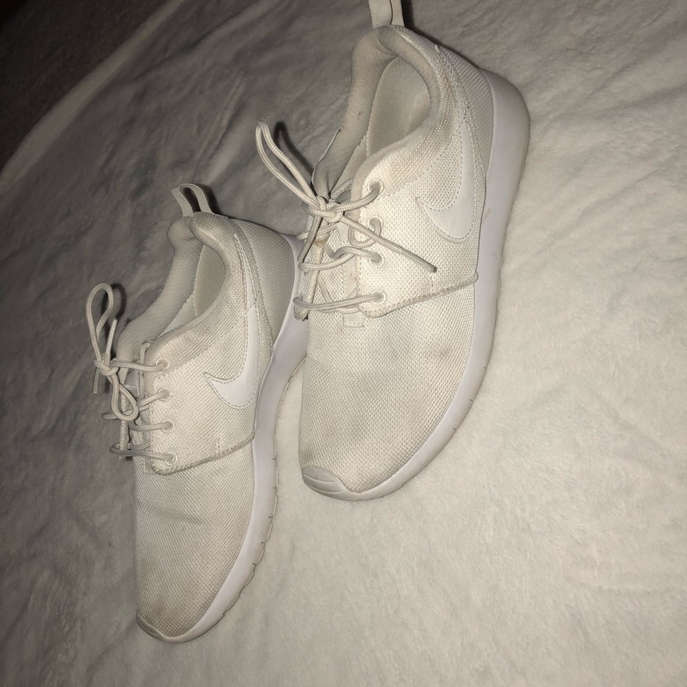 White nike roshes